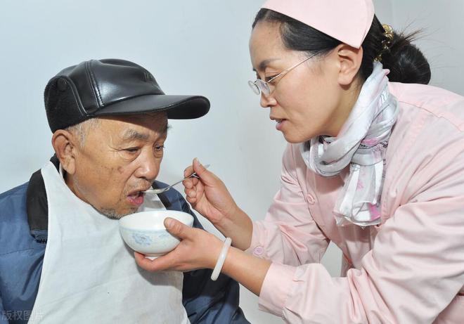 老了不能自理时，请保姆照顾好还是让儿女照顾好？80岁老人如是说