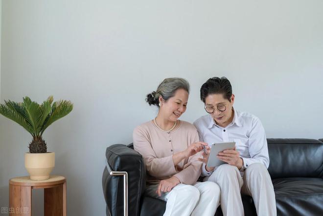 老人请保姆，一月花掉9000，儿子生气大喊“您给我们留点钱吧”