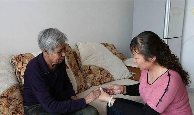 有种养老方式叫“有偿保姆式陪伴”，老人高兴直言 比找老伴幸福